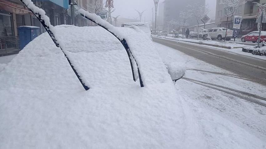 Lapa lapa kar yağışı başladı! Uyarı üstüne uyarı yapılmıştı, birçok kent beyaza büründü, batı illeri için kar alarmı verildi