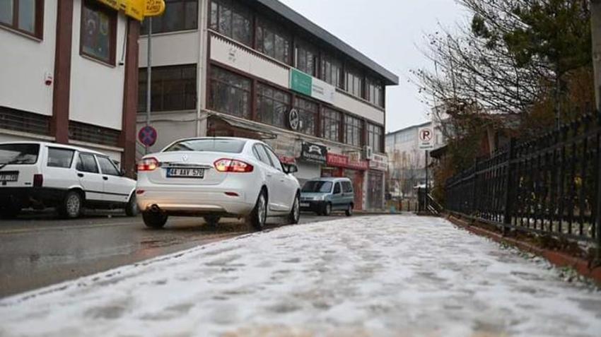 Lapa lapa kar yağışı başladı! Uyarı üstüne uyarı yapılmıştı, birçok kent beyaza büründü, batı illeri için kar alarmı verildi