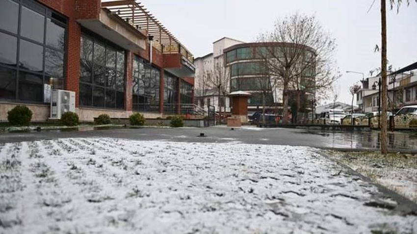 Lapa lapa kar yağışı başladı! Uyarı üstüne uyarı yapılmıştı, birçok kent beyaza büründü, batı illeri için kar alarmı verildi