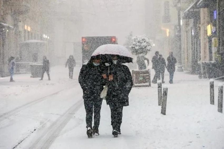 Bolu'da başladı, kar İstanbul'a lapa lapa geliyor! Meteoroloji 21 kent için fırtına ve kar uyarısı yaptı: 1-7 Ocak hava nasıl olacak?