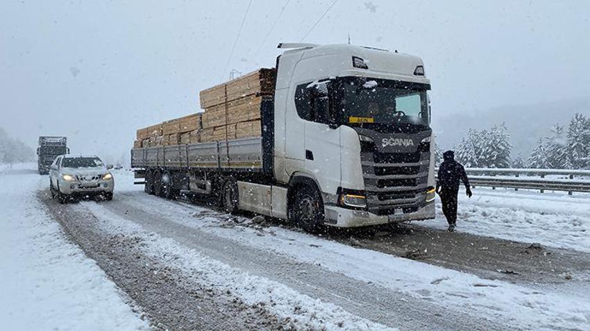 Lapa lapa kar yağışı İstanbul'a ilerliyor! Çok sayıda kent için 'beyaz esaret' başladı