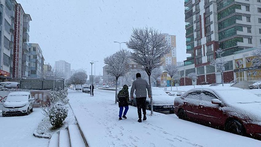 Lapa lapa kar yağışı İstanbul'a ilerliyor! Çok sayıda kent için 'beyaz esaret' başladı
