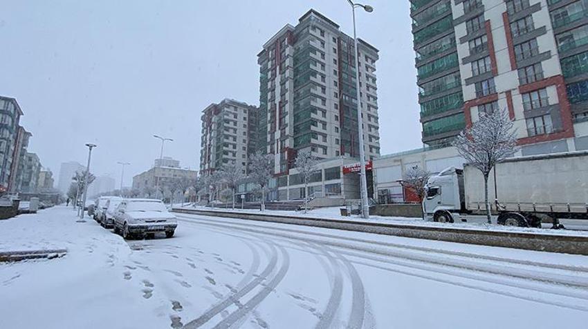 Lapa lapa kar yağışı İstanbul'a ilerliyor! Çok sayıda kent için 'beyaz esaret' başladı
