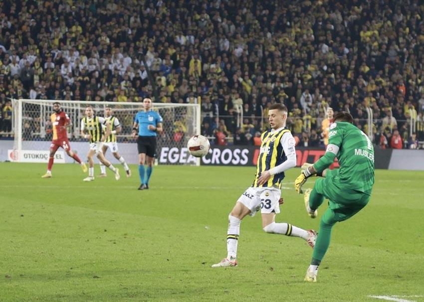 Penaltı ve kırmızı kart tartışmaları Fenerbahçe-Galatasaray derbisine damga vurdu! İşte derbideki tartışmalı pozisyonlar...