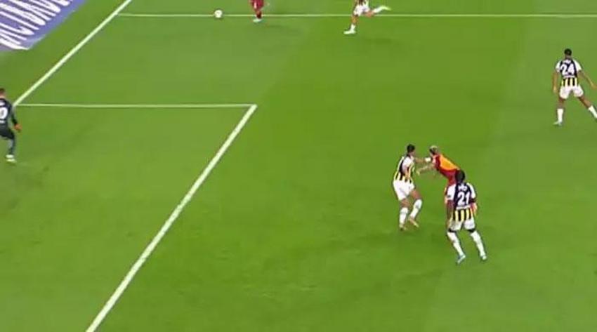 Penaltı ve kırmızı kart tartışmaları Fenerbahçe-Galatasaray derbisine damga vurdu! İşte derbideki tartışmalı pozisyonlar...