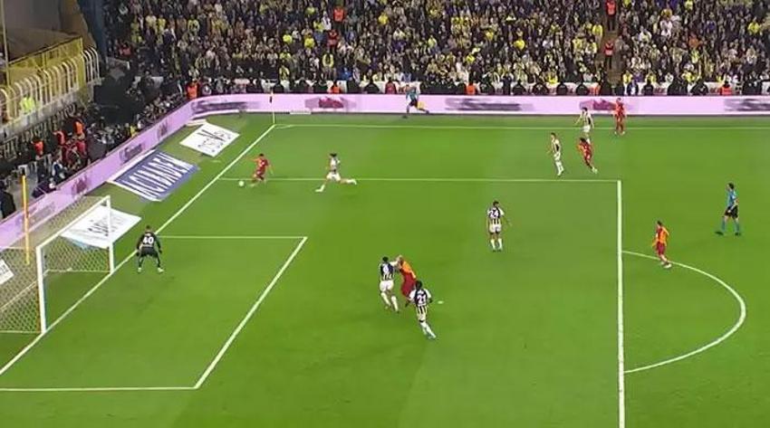 Penaltı ve kırmızı kart tartışmaları Fenerbahçe-Galatasaray derbisine damga vurdu! İşte derbideki tartışmalı pozisyonlar...