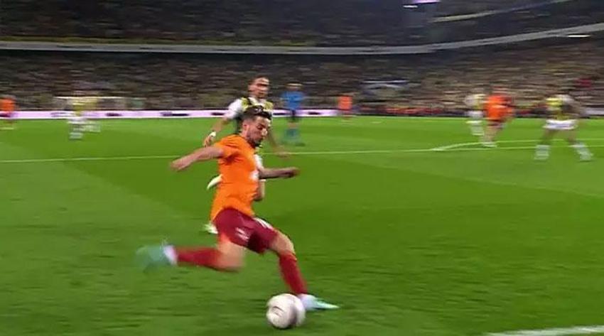 Penaltı ve kırmızı kart tartışmaları Fenerbahçe-Galatasaray derbisine damga vurdu! İşte derbideki tartışmalı pozisyonlar...