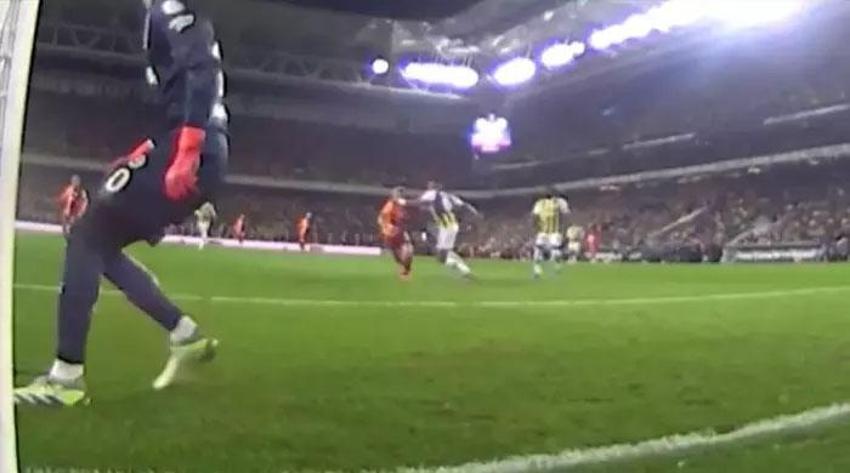 Penaltı ve kırmızı kart tartışmaları Fenerbahçe-Galatasaray derbisine damga vurdu! İşte derbideki tartışmalı pozisyonlar...