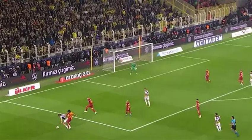 Penaltı ve kırmızı kart tartışmaları Fenerbahçe-Galatasaray derbisine damga vurdu! İşte derbideki tartışmalı pozisyonlar...