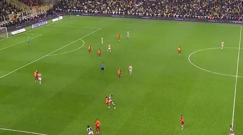 Penaltı ve kırmızı kart tartışmaları Fenerbahçe-Galatasaray derbisine damga vurdu! İşte derbideki tartışmalı pozisyonlar...