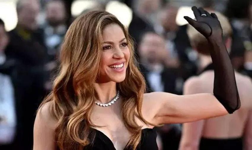 Dünyaca ünlü şarkıcı Shakira’nın bronz heykeli dikildi