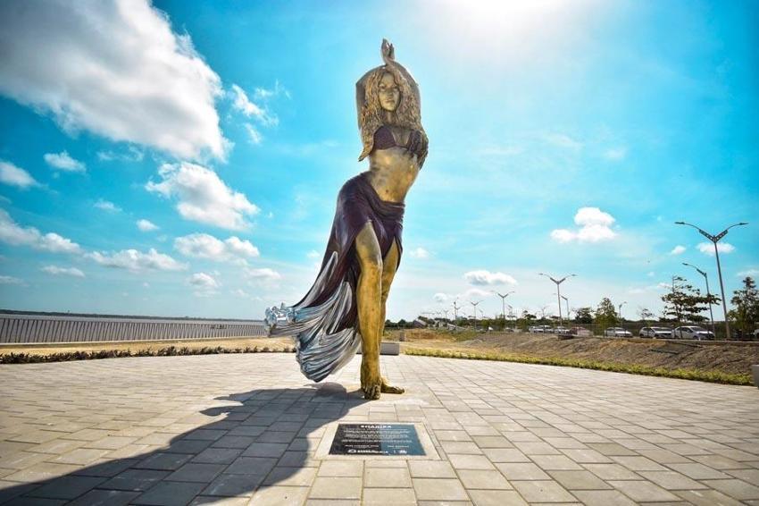 Dünyaca ünlü şarkıcı Shakira’nın bronz heykeli dikildi