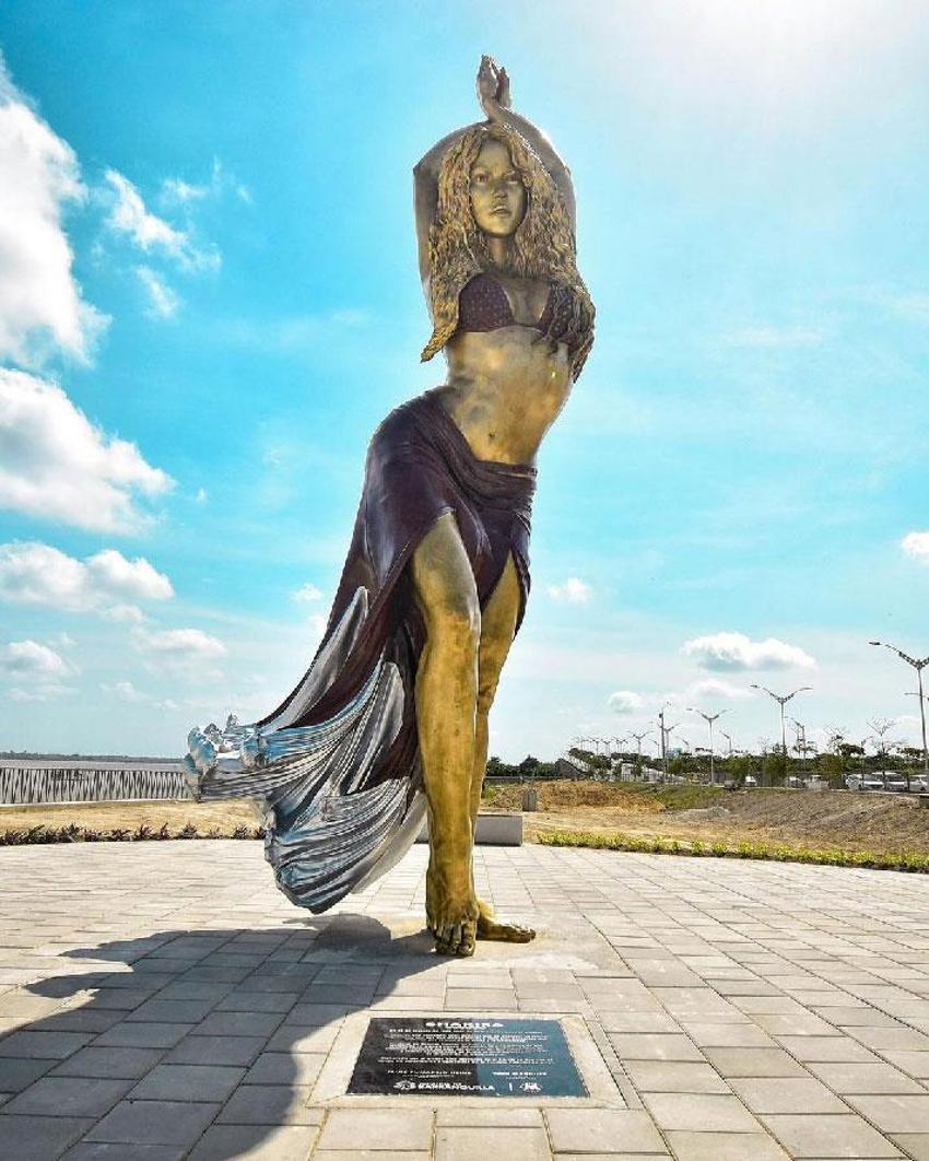 Dünyaca ünlü şarkıcı Shakira’nın bronz heykeli dikildi