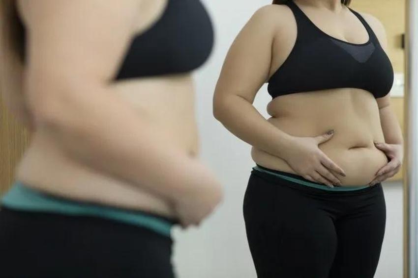 Aylık 4 kilo kesinkes! Bu karışım göbek yağlarını su gibi akıtıyor!