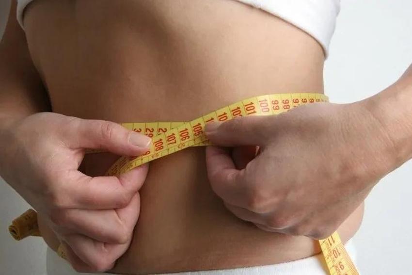 Aylık 4 kilo kesinkes! Bu karışım göbek yağlarını su gibi akıtıyor!