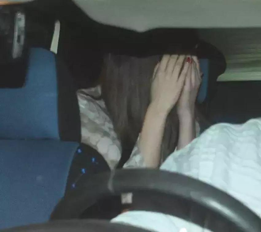 Derin Talu ve sevgilisi panikledi! Biri yüzünü gizledi, diğeri gazetecileri videoya çekti