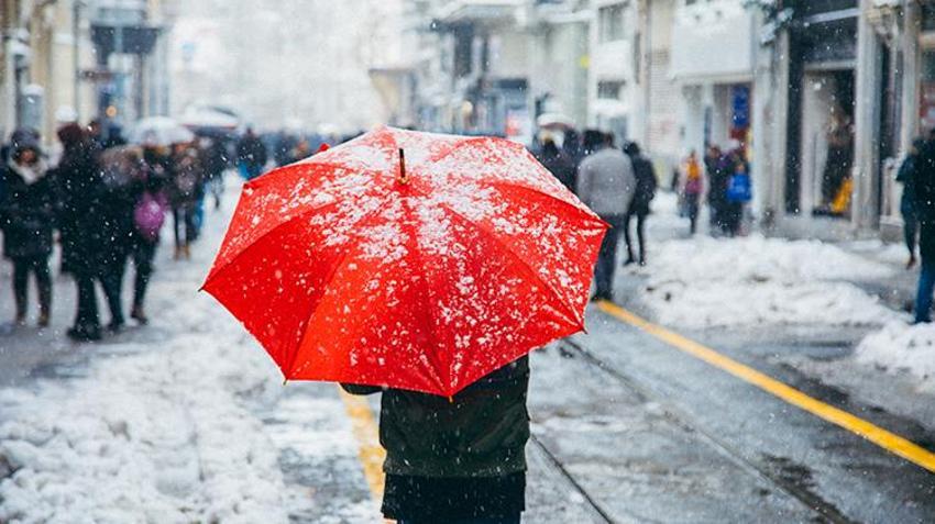 Yoğun kar yağışı İstanbul'a giriş yapıyor, lapa lapa yağacak! MGM ve AKOM art arda uyardı, Sibirya soğukları fena vuracak, o saatlere dikkat... 