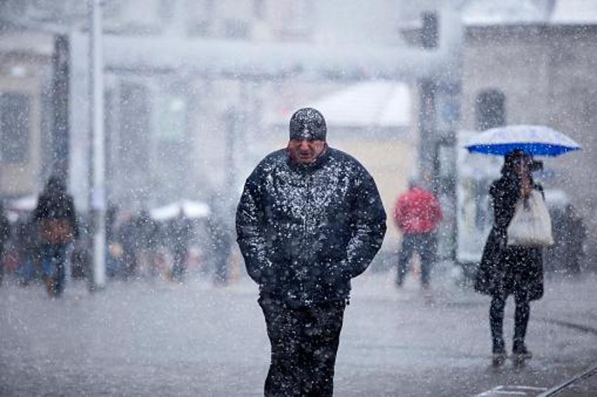 Yoğun kar yağışı İstanbul'a giriş yapıyor, lapa lapa yağacak! MGM ve AKOM art arda uyardı, Sibirya soğukları fena vuracak, o saatlere dikkat... 