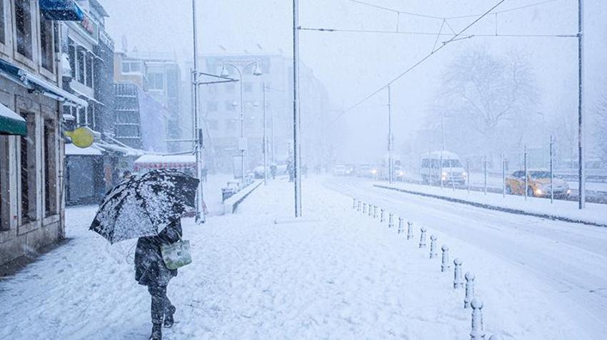 Yoğun kar yağışı İstanbul'a giriş yapıyor, lapa lapa yağacak! MGM ve AKOM art arda uyardı, Sibirya soğukları fena vuracak, o saatlere dikkat... 