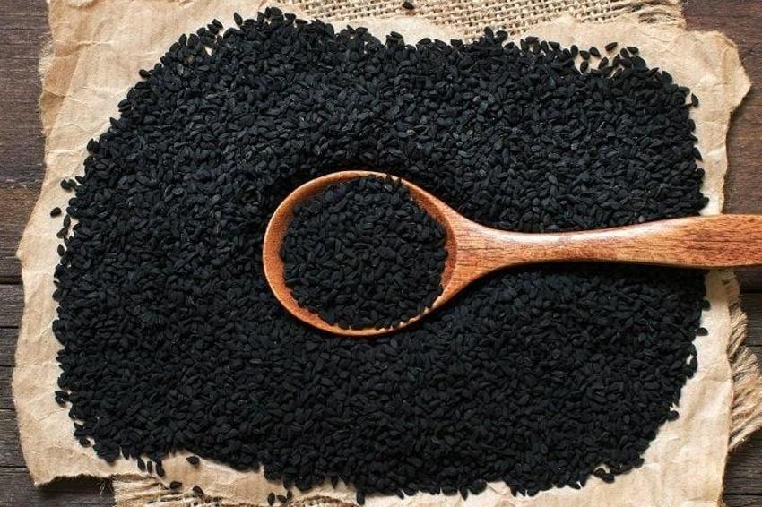 İki malzeme tek çözüm: Beyaz saçlar için deneyen pişman olmuyor! Bir tutamını tavada kızartıp sürün: Tek bir tel beyaz bırakmıyor!
