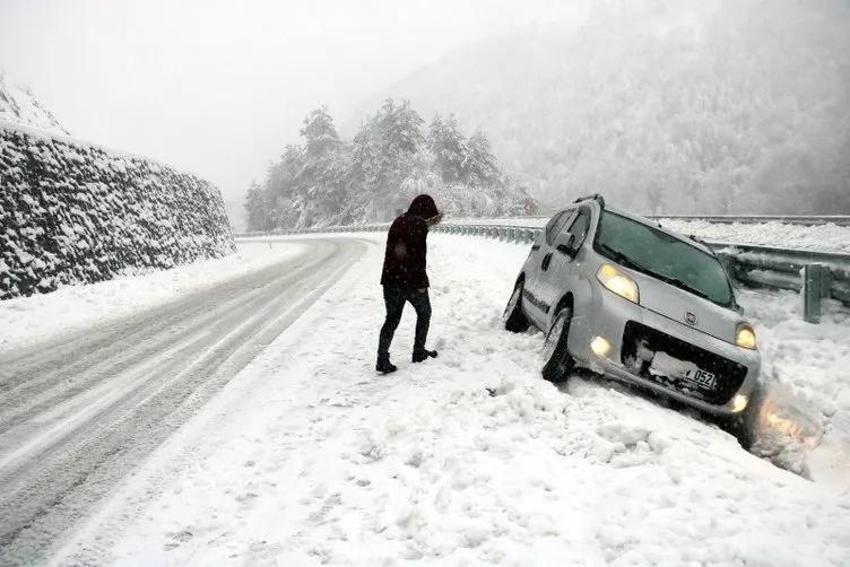 Kar yağışı bu haliyle İstanbul'da günlerce yerde kalacak! Uzmanlar ilçeleri saydı, lapa lapa kar bir anda çökecek, gün verildi