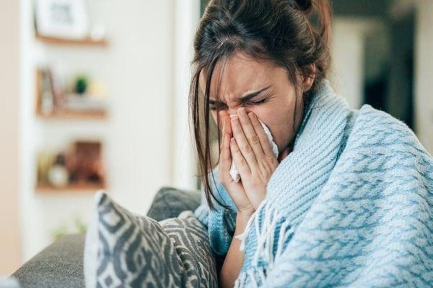 Boğazda öküz oturuyor hissine çare oluyor: Gargarasını yapın, çayını için: Hırıltı, kuru öksürük ertesi gün geçiyor!