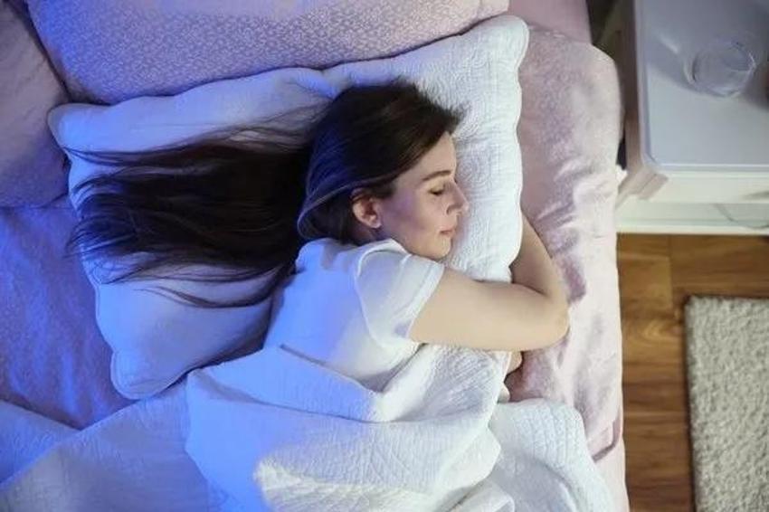 Reflü atağını 10 dakikada bitiren tüyo* Yatakta yakalandıysanız bunu yapın!