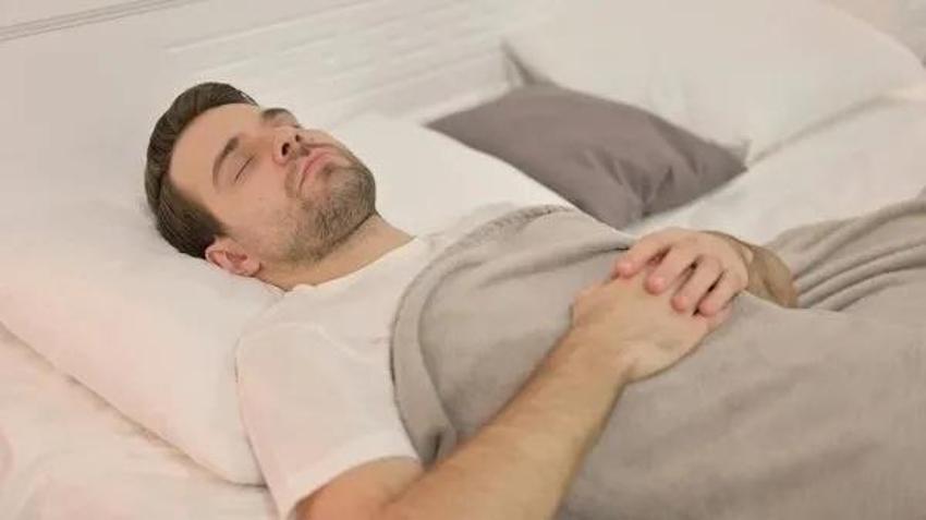 Reflü atağını 10 dakikada bitiren tüyo* Yatakta yakalandıysanız bunu yapın!