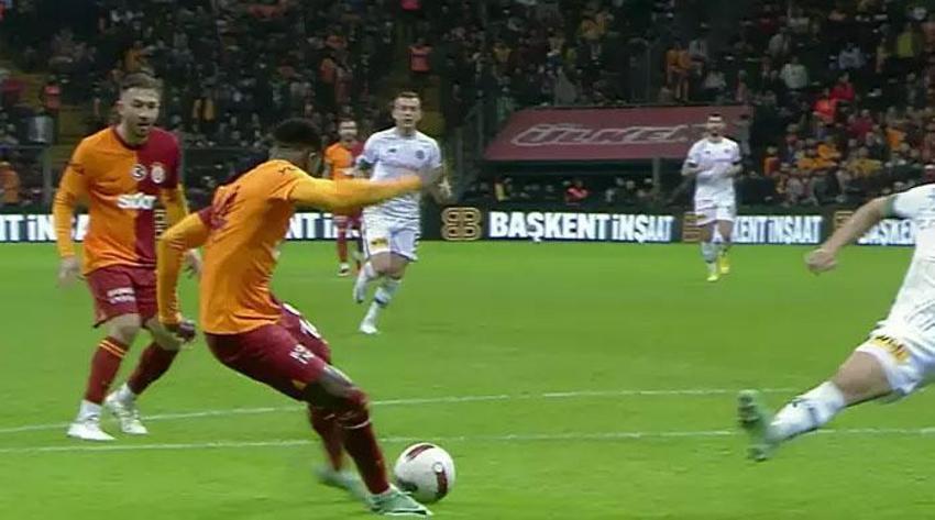 Galatasaray-Konyaspor maçına damga vuran pozisyon! Goller öncesi faul: Bu çok net penaltı