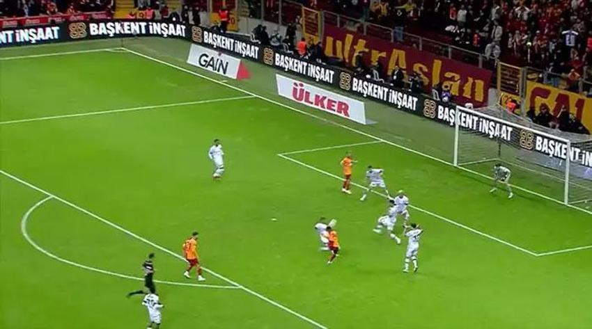 Galatasaray-Konyaspor maçına damga vuran pozisyon! Goller öncesi faul: Bu çok net penaltı