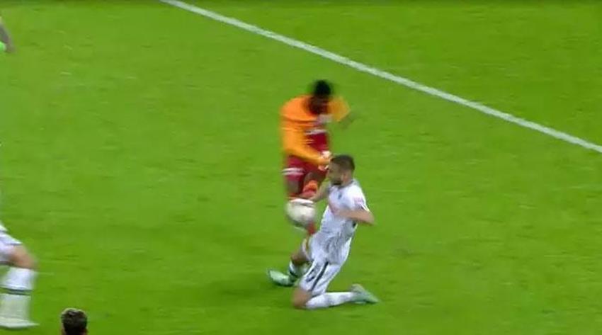Galatasaray-Konyaspor maçına damga vuran pozisyon! Goller öncesi faul: Bu çok net penaltı