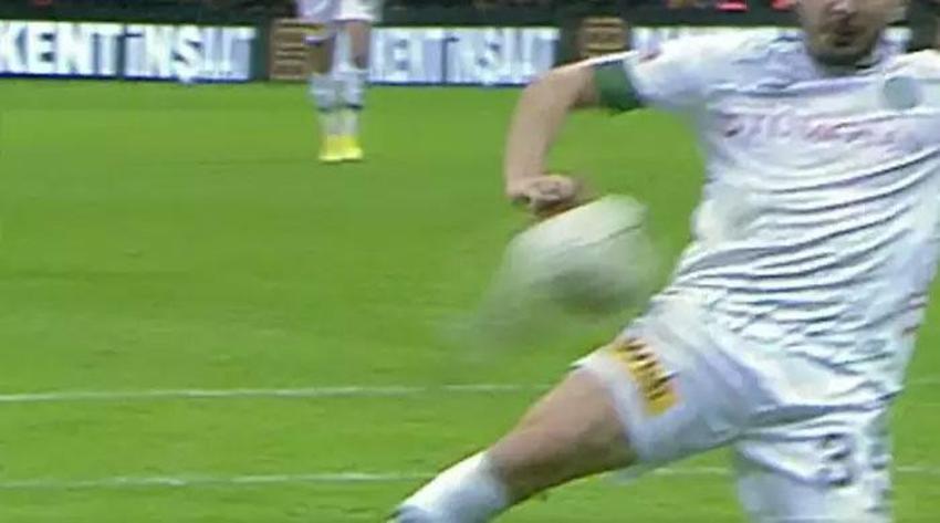 Galatasaray-Konyaspor maçına damga vuran pozisyon! Goller öncesi faul: Bu çok net penaltı