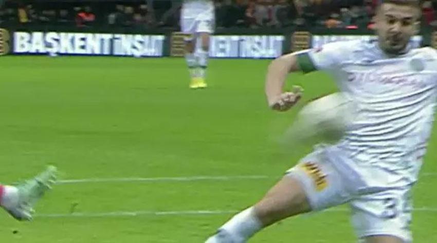 Galatasaray-Konyaspor maçına damga vuran pozisyon! Goller öncesi faul: Bu çok net penaltı