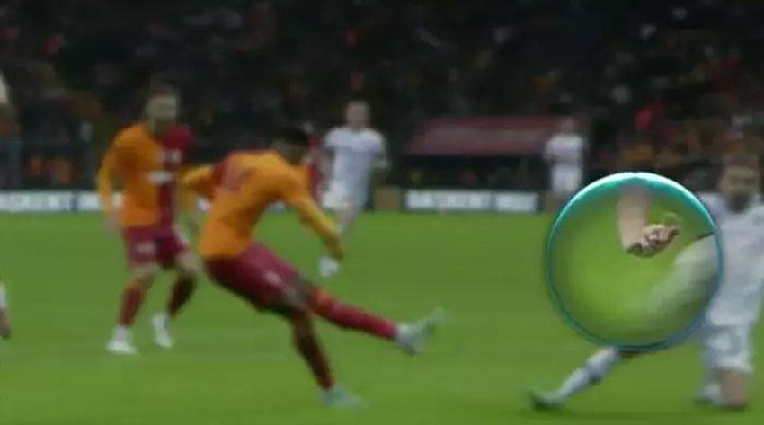 Galatasaray-Konyaspor maçına damga vuran pozisyon! Goller öncesi faul: Bu çok net penaltı