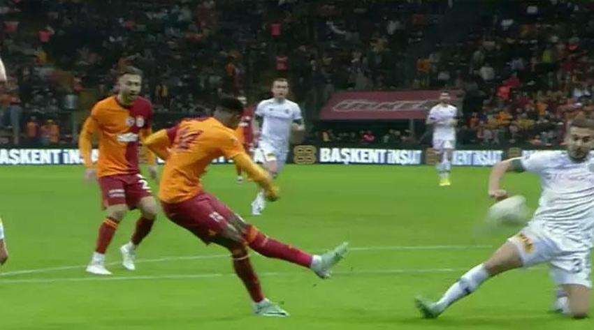 Galatasaray-Konyaspor maçına damga vuran pozisyon! Goller öncesi faul: Bu çok net penaltı