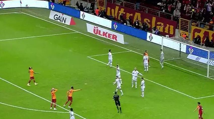 Galatasaray-Konyaspor maçına damga vuran pozisyon! Goller öncesi faul: Bu çok net penaltı