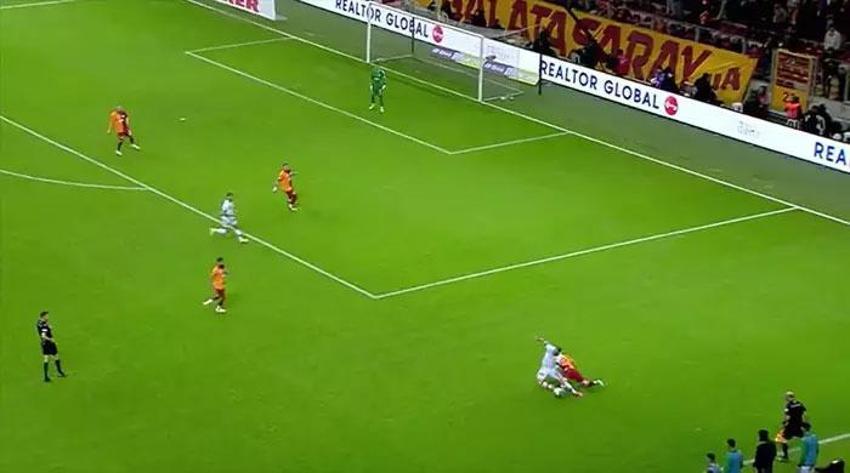 Galatasaray-Konyaspor maçına damga vuran pozisyon! Goller öncesi faul: Bu çok net penaltı