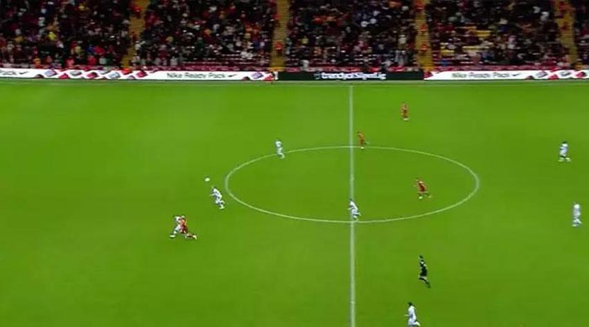 Galatasaray-Konyaspor maçına damga vuran pozisyon! Goller öncesi faul: Bu çok net penaltı