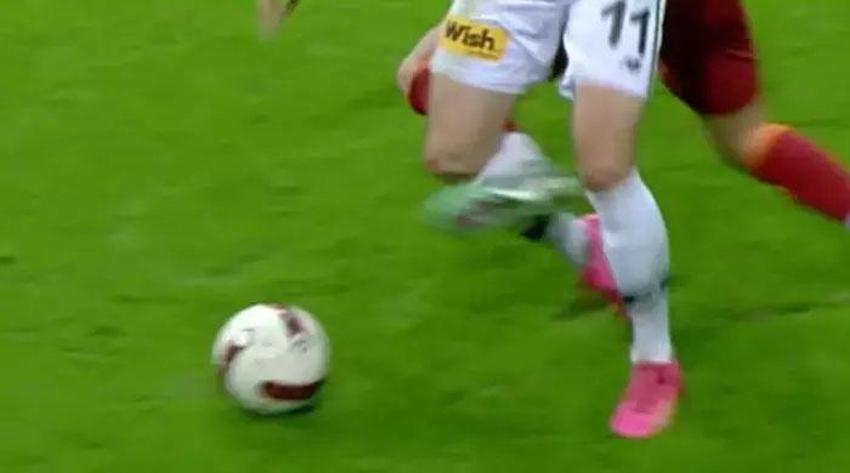 Galatasaray-Konyaspor maçına damga vuran pozisyon! Goller öncesi faul: Bu çok net penaltı