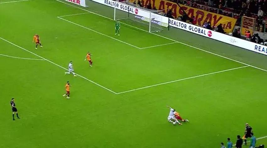 Galatasaray-Konyaspor maçına damga vuran pozisyon! Goller öncesi faul: Bu çok net penaltı