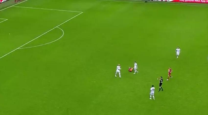 Galatasaray-Konyaspor maçına damga vuran pozisyon! Goller öncesi faul: Bu çok net penaltı