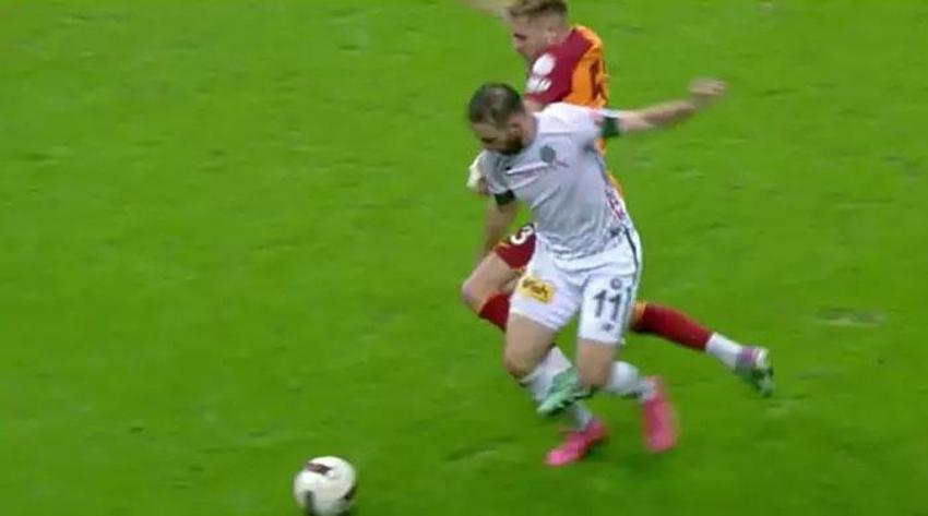 Galatasaray-Konyaspor maçına damga vuran pozisyon! Goller öncesi faul: Bu çok net penaltı