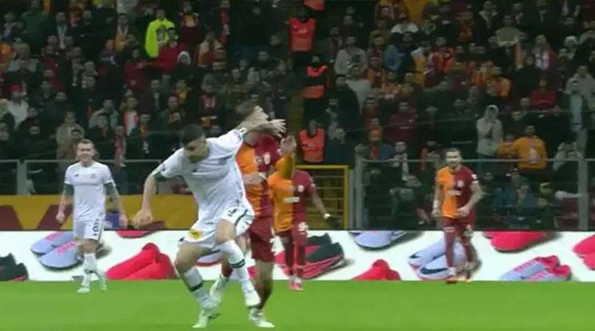 Galatasaray-Konyaspor maçına damga vuran pozisyon! Goller öncesi faul: Bu çok net penaltı