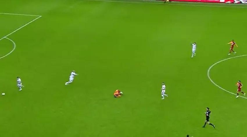 Galatasaray-Konyaspor maçına damga vuran pozisyon! Goller öncesi faul: Bu çok net penaltı