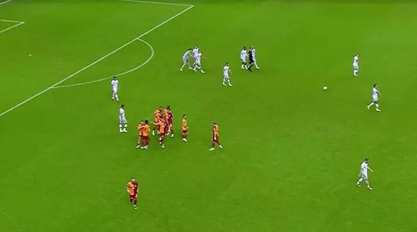 Galatasaray-Konyaspor maçına damga vuran pozisyon! Goller öncesi faul: Bu çok net penaltı