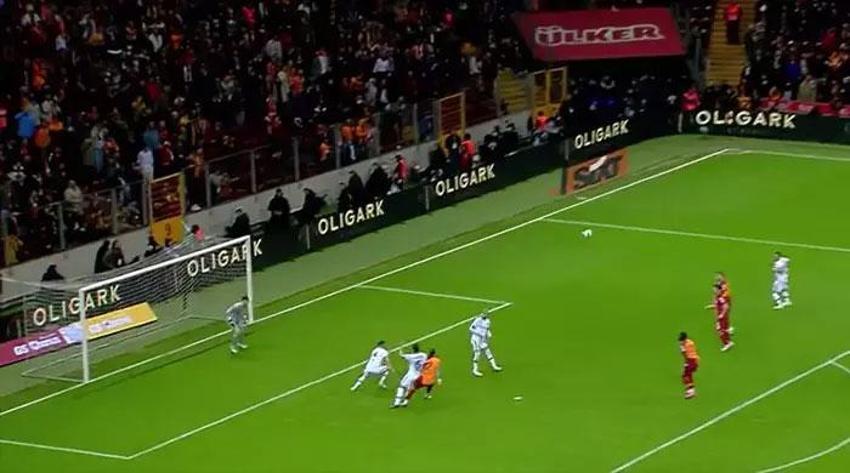 Galatasaray-Konyaspor maçına damga vuran pozisyon! Goller öncesi faul: Bu çok net penaltı