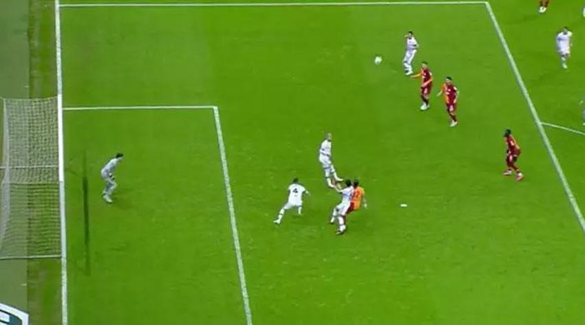 Galatasaray-Konyaspor maçına damga vuran pozisyon! Goller öncesi faul: Bu çok net penaltı