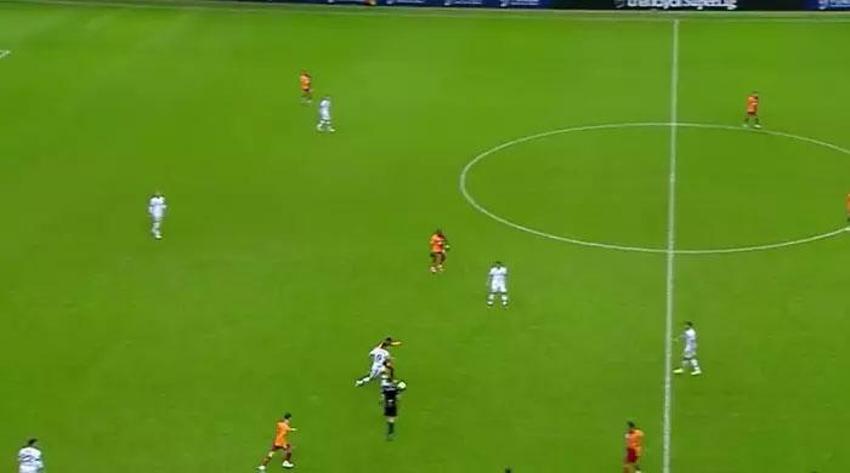 Galatasaray-Konyaspor maçına damga vuran pozisyon! Goller öncesi faul: Bu çok net penaltı