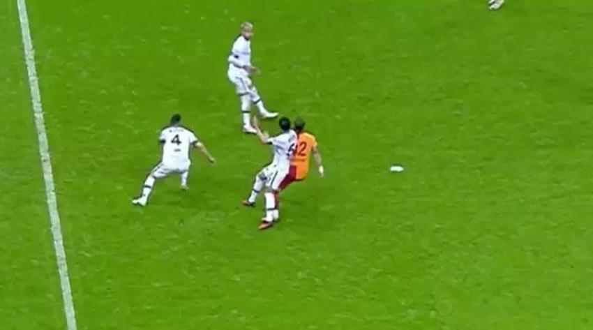 Galatasaray-Konyaspor maçına damga vuran pozisyon! Goller öncesi faul: Bu çok net penaltı