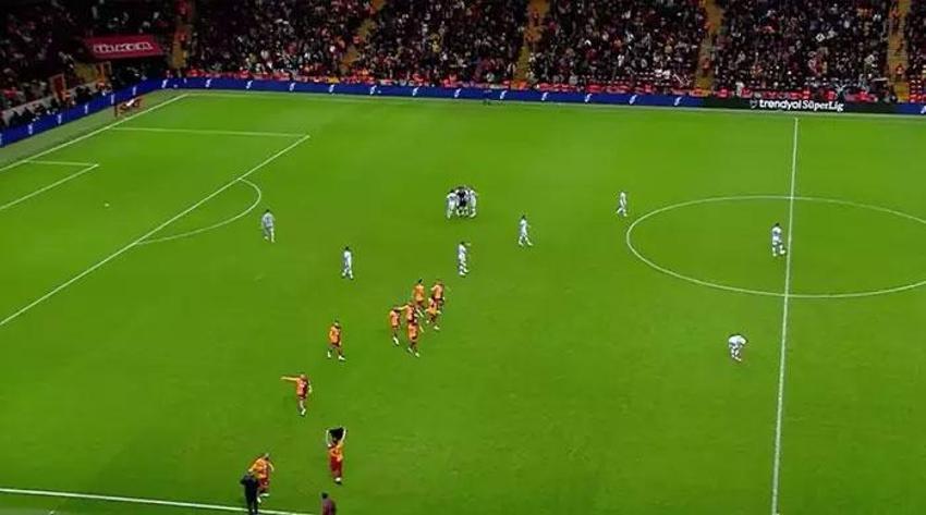 Galatasaray-Konyaspor maçına damga vuran pozisyon! Goller öncesi faul: Bu çok net penaltı